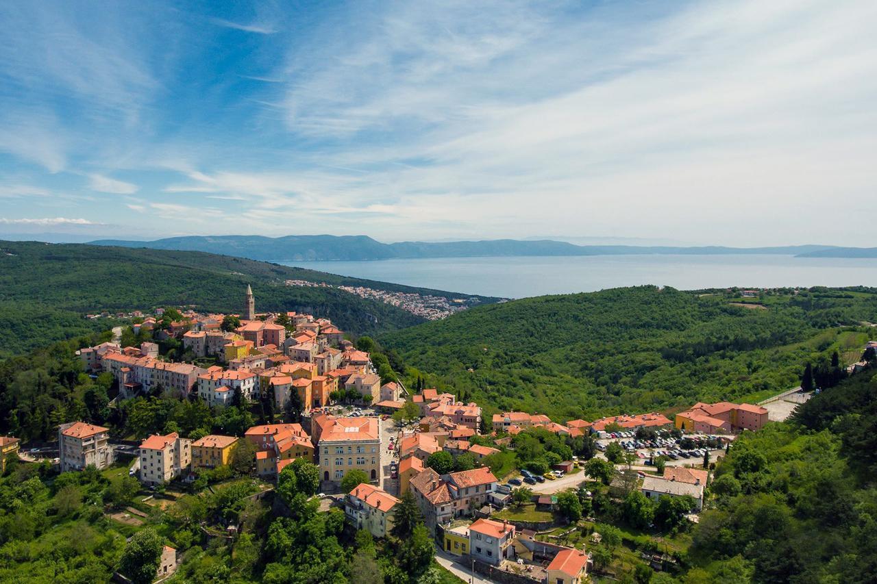 Apartments Radovic Лабин Екстер'єр фото
